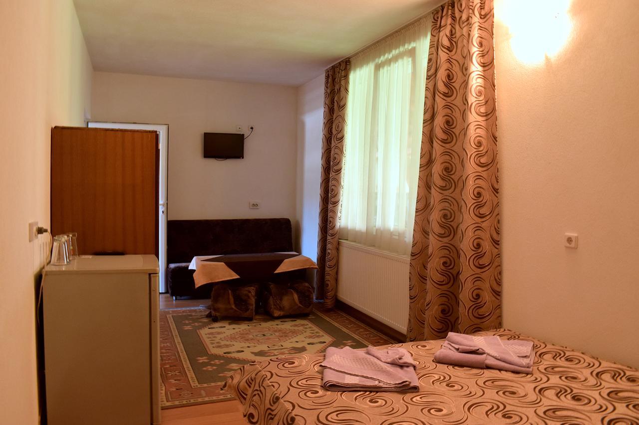 Complex Pele Hotel Zmeitsa Buitenkant foto